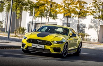 DER FORD MUSTANG MACH 1 IST ANGEKOMMEN – UND BEREIT, AUF SOWIE ABSEITS VON RUNDSTRECKEN DURCHZUSTARTEN