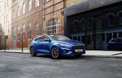 NEUER FORD FOCUS ECOBOOST HYBRID: ELEKTRIFIZIERTER ANTRIEB VERBESSERT TREIBSTOFFEFFIZIENZ UM 17 PROZENT