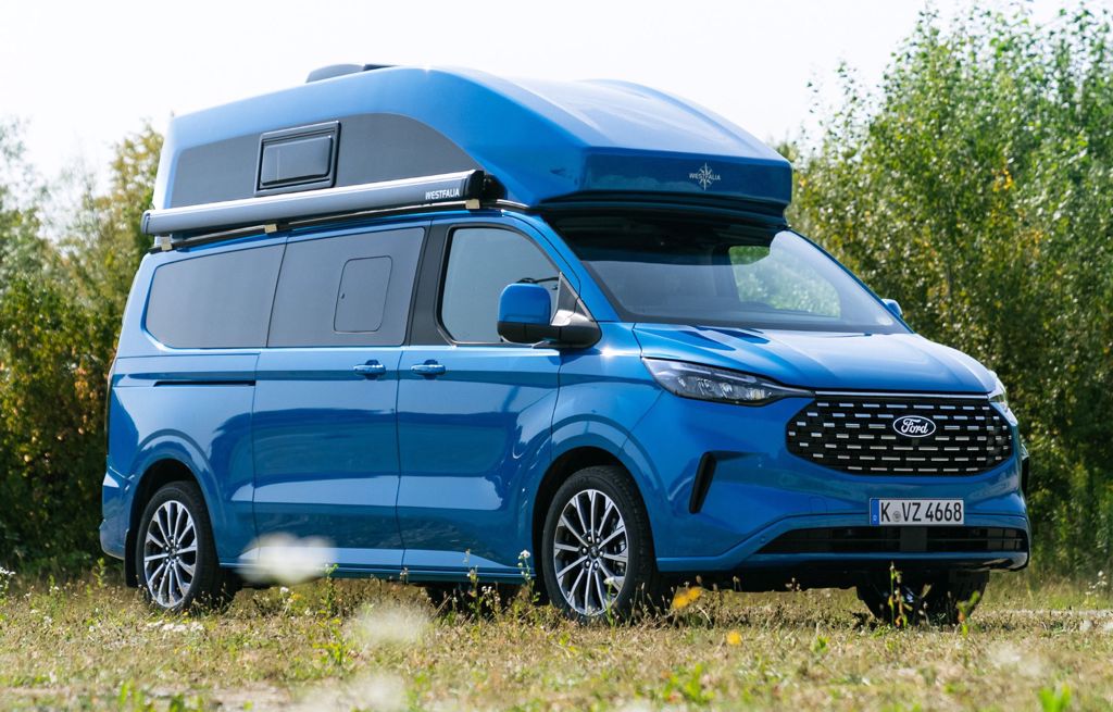 Ford Nugget blau mit festem Hochdach