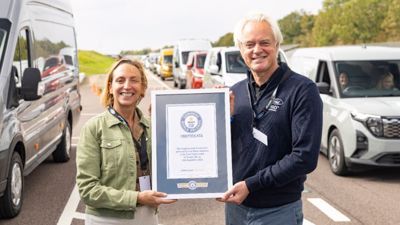 201 Ford Transit bilden längsten Transporter-Konvoi