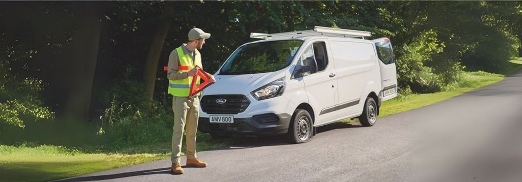 ford assistance mand ved siden af bil