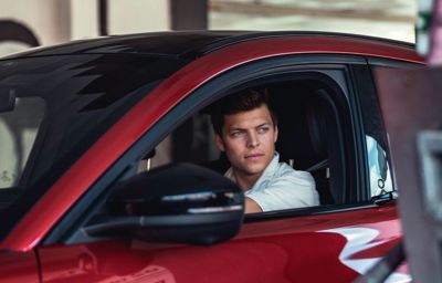 Verdensstjernen Alex Høgh Andersen lancerer soloudstilling med Ford