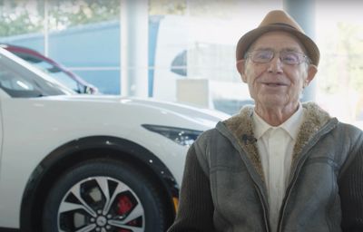 87-årig er med på Fords elektriske bølge