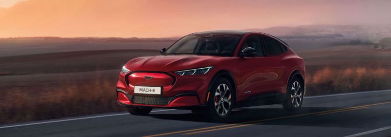 Mustang Mach-E  –  Tule koeajolle ja hyödynnä huippuedut!