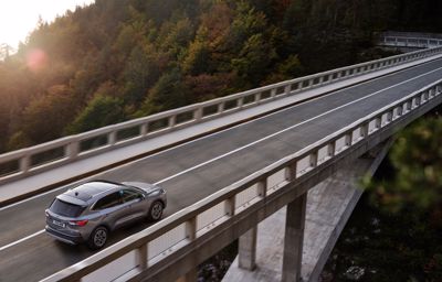 Fordin WRC-kuskien ensituntumat Ford Kuga ladattavasta hybridistä