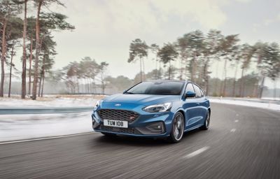Täysin uusi Ford Focus ST yhdistää rata-ajon suorituskyvyn, mutkateiden hauskuuden ja arkipäivien käyttökelpoisuuden – ilman kompromisseja