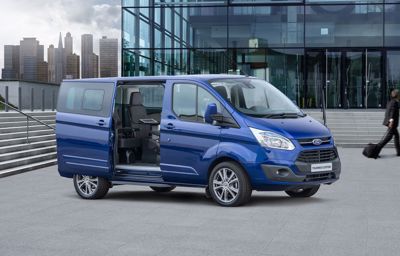 Ford Tourneo Custom tarjoaa erinomaiset ajo-ominaisuudet ja on entistä taloudellisempi uudistettujen moottorien ja kevythybriditekniikan ansiosta