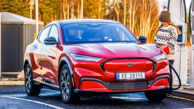 Ford ja Octopus yhteistyöhön; joustavuutta sähköautojen julkiseen lataukseen