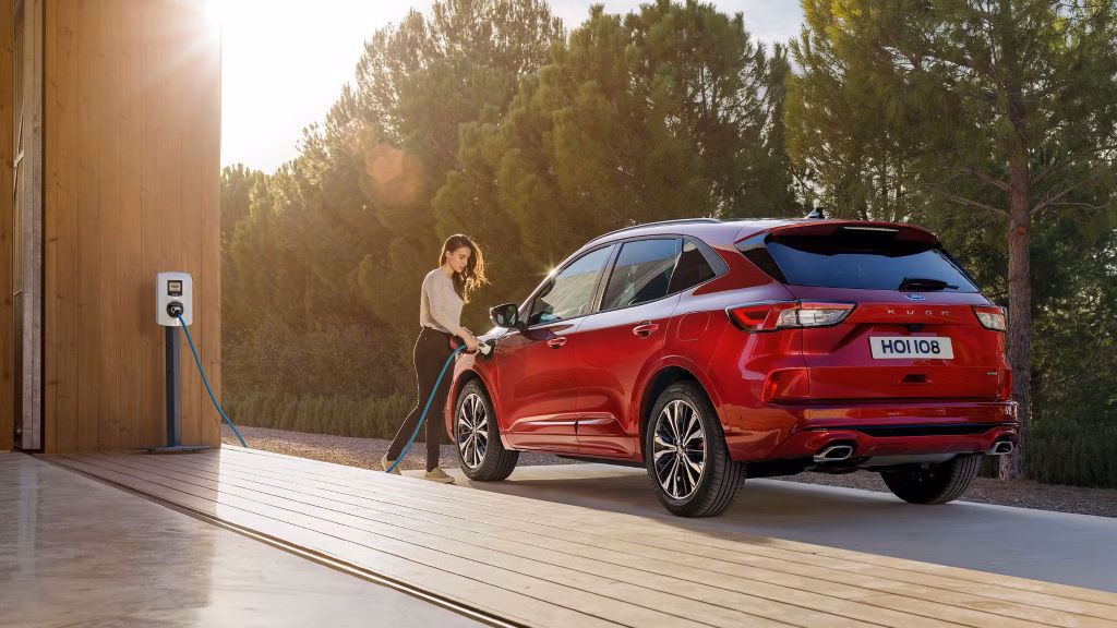 Ford Kuga Ladattavan hybridin hinnat Suomessa