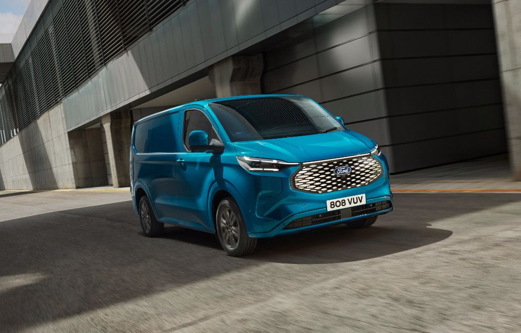 Ford Pro julkistaa täyssähköisen seuraajan Euroopan myydyimmälle pakettiautomallille