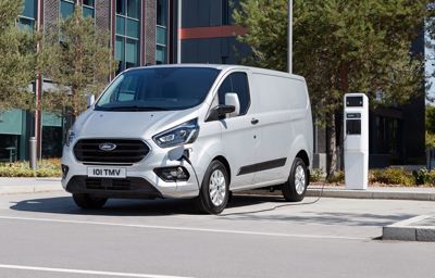 Uudet Ford Transit ja Tourneo Custom ladattavat hybridit mahdollistavat päästöttömän ajamisen ilman huolta ajomatkan keskeytymisestä