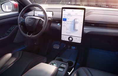 Ford Mustang Mach-E oppii tapasi ja tekee sinulle älykkäitä ehdotuksia