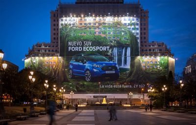 Ford établit le record du monde de la plus grande affiche publicitaire