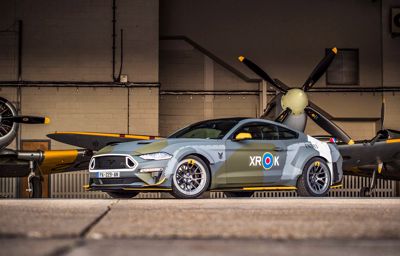 Est-ce une voiture ? Un avion ? Non, une Mustang aux couleurs de la Royal Air Force.