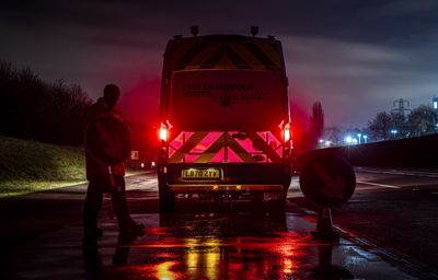 **Ford veut protéger le personnel routier grâce à des panneaux lumineux inédits pour les utilitaires**