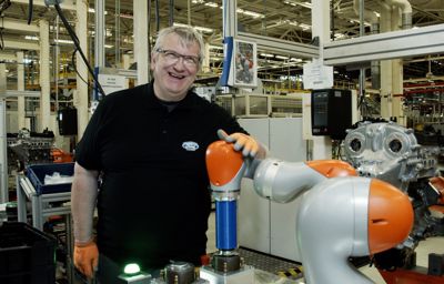 Cobot helpt mensen met handicap of verminderde mobiliteit in Ford fabriek