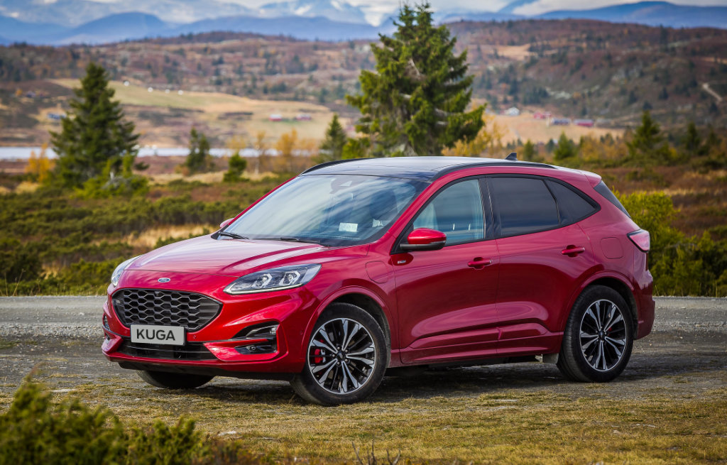 Rød Ford Kuga i fjellet