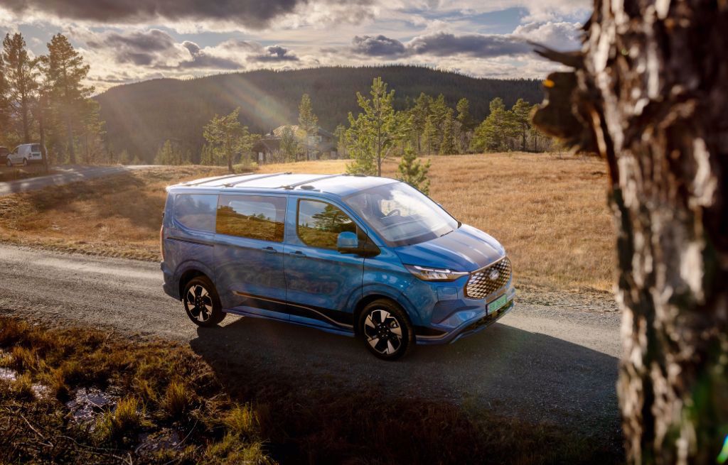 Blå E-Transit Custom