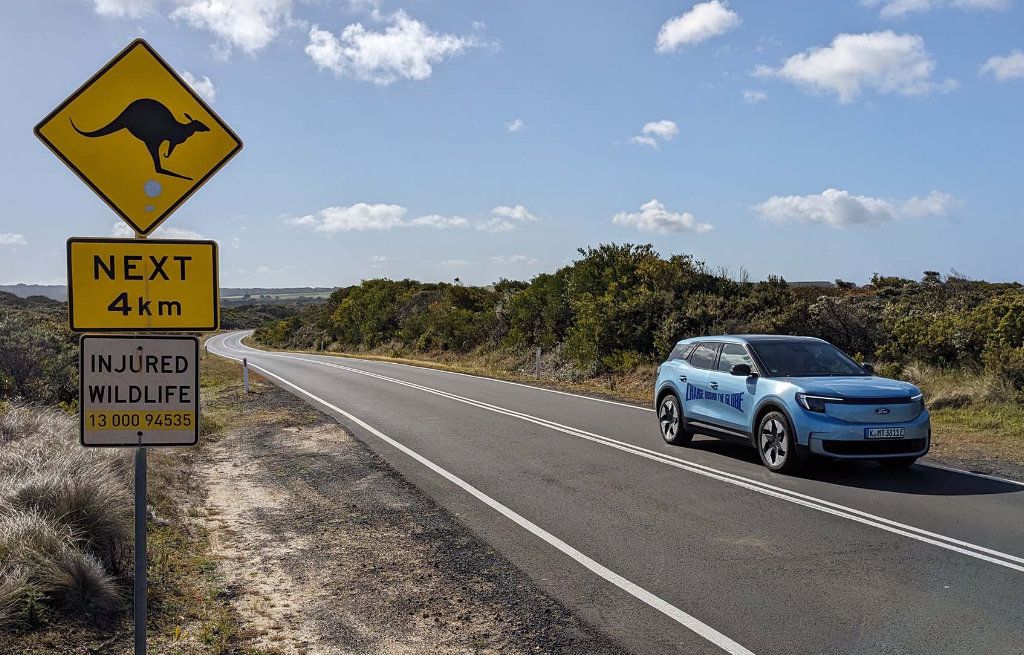 Nye Explorer foran Kengeruskilt