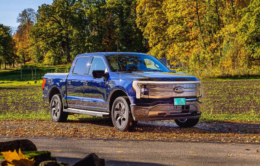 Blå F-150 Ligthning og trær om høsten