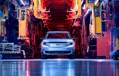 Nå starter masseproduksjon av nye helelektriske Ford Explorer i ny toppmoderne elbilbilfabrikk i Tyskland
