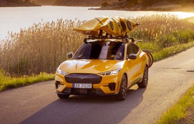 Ford setter ned modellprisene på Mustang Mach-E for å dekke den varslede momsøkningen