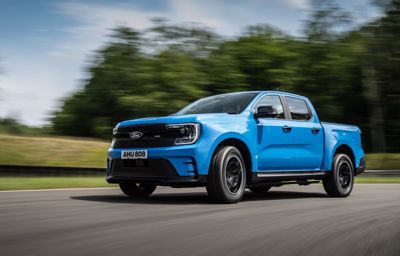 Ford lanserer ny racinginspirert Ranger ladbar hybrid