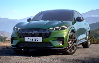 Mustang Mach-E 2025 lanseres: Nye farger, mer plass og standard varmepumpe