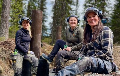Bygge hytte på fire uker? Tre damer, en fjelltomt og null snarveier