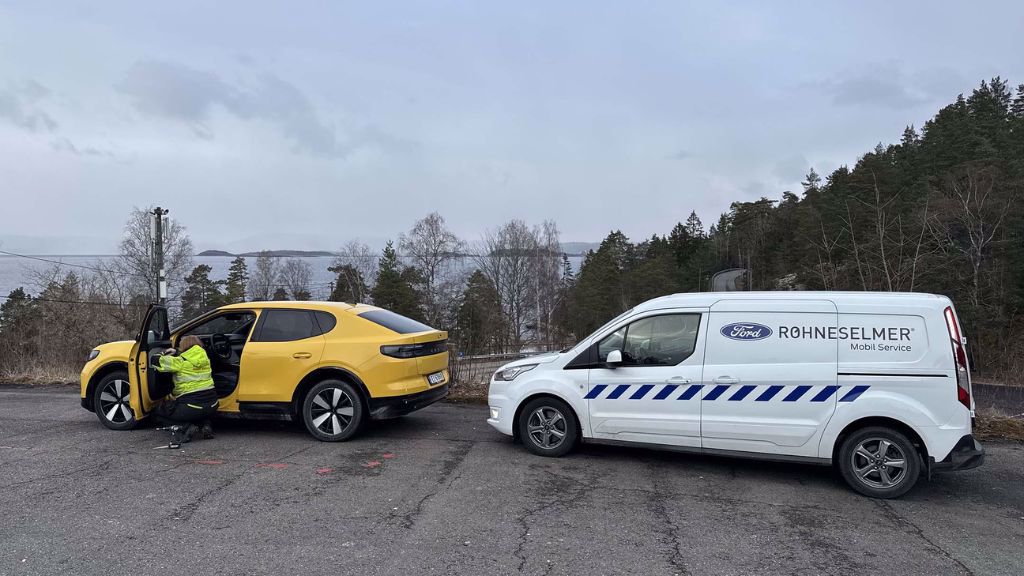 Kvinne fikser gul bil