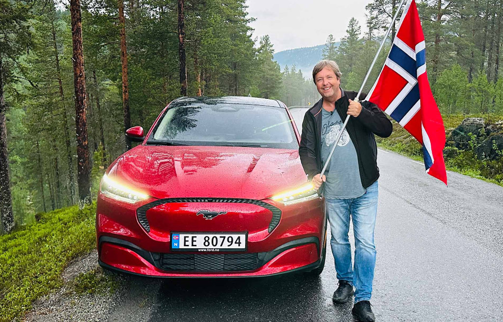 Rød Mustang Mach-E og Tore på sporet