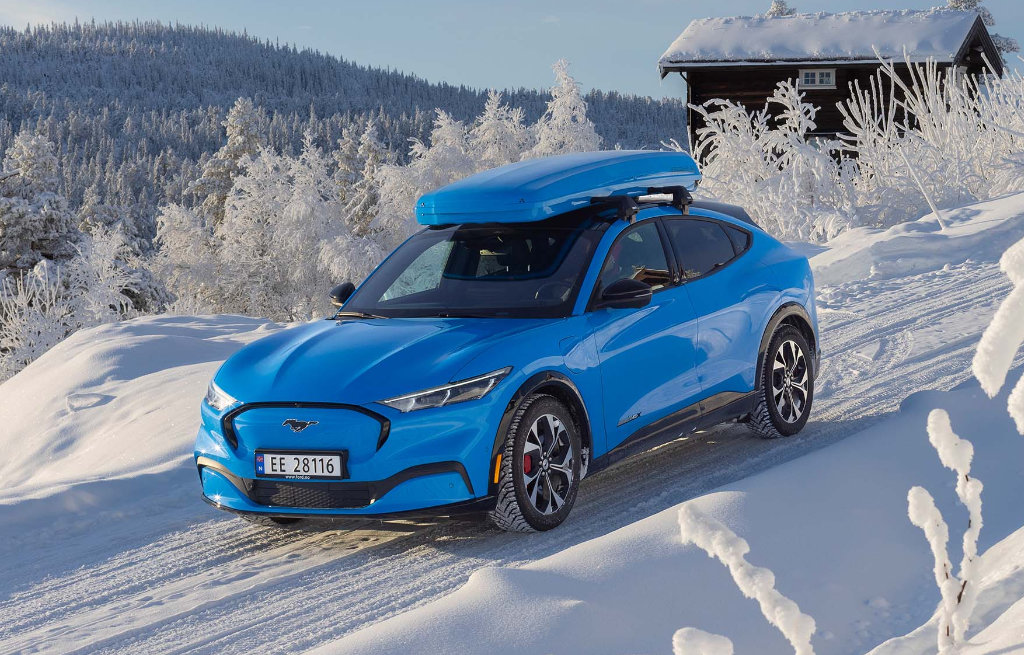 Blå Mustang Mach-e med takboks