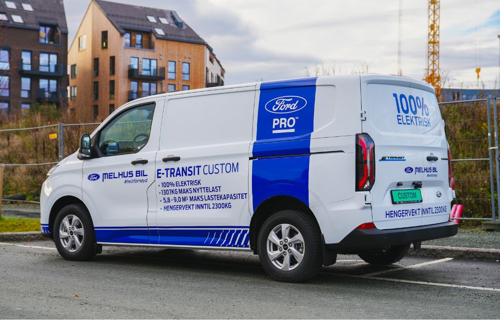 Hvit Ford E-Transit Custom på byggeplass
