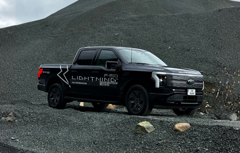 Svart Ford F-150 Lighting på byggeplass