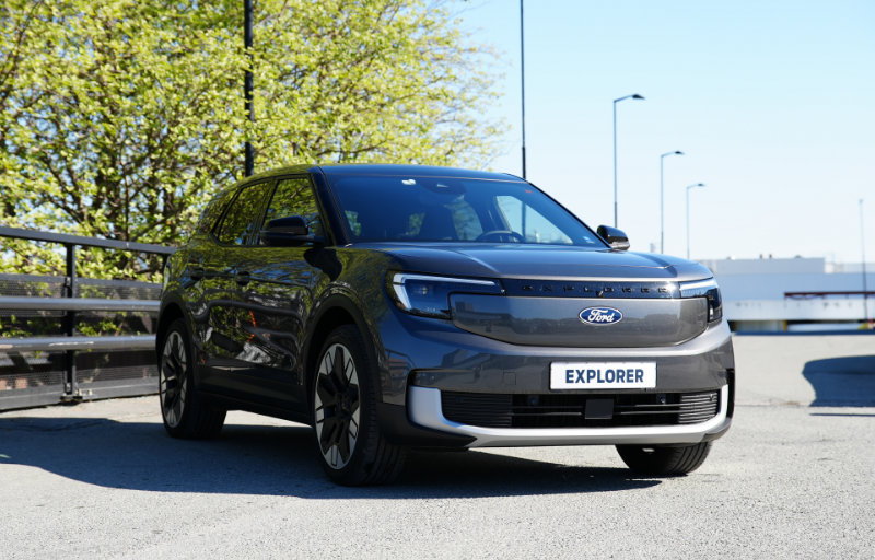 Ford Explorer med trær i bakgrunnen