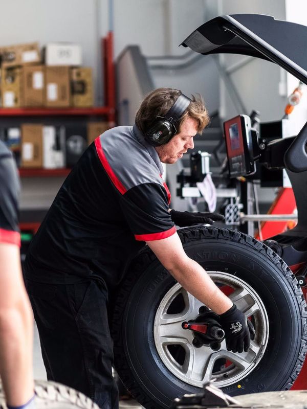 Bridgestone Tyre Centre | Team Hutchinson Ford